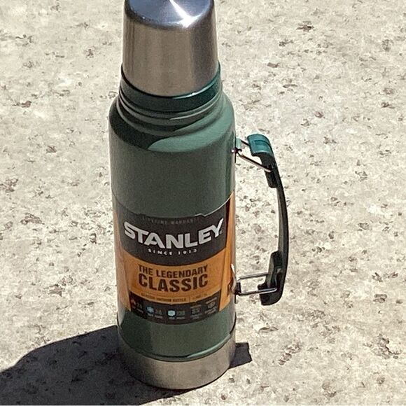 Brand New Stanley Classic Green Insulated Bottle - Picture 2 of 3